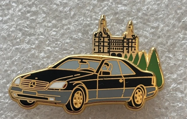 Pin’s Voiture Mercedes Benz Papillon Blanche Signé Arthus
