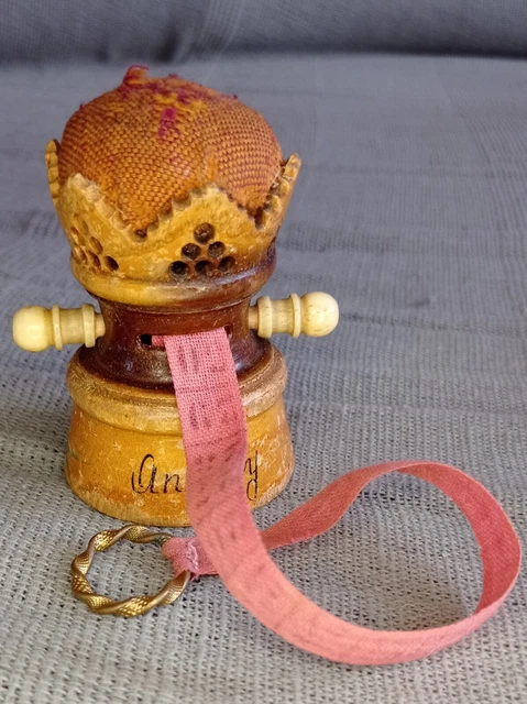 Broche Mètre De Couturière Rétro - Métal Doré Vintage - Idée Cadeau Originale - Neuf Étiqueté