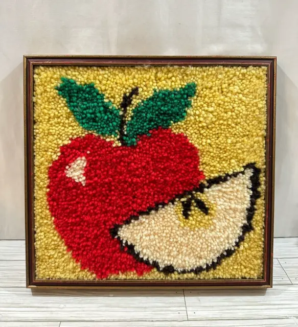"Gancho de pestillo enmarcado de colección rebanada de manzana rojo década de 1970 con recibo original 16""x17"