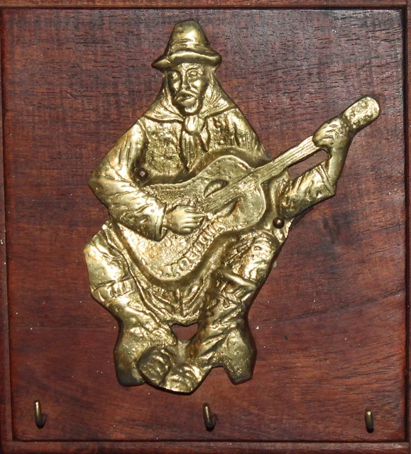 Guitarrista colgante de latón/madera hecho a mano para decoración de pared