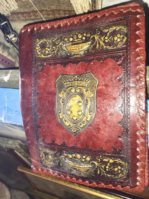 Pochette Protège documents ancien en cuir repoussé polychrome