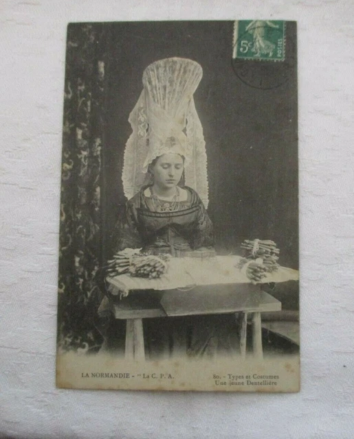 Cpa Normandie La C.p.a Types Et Costumes Traditionnel Une Jeune Dentelliere