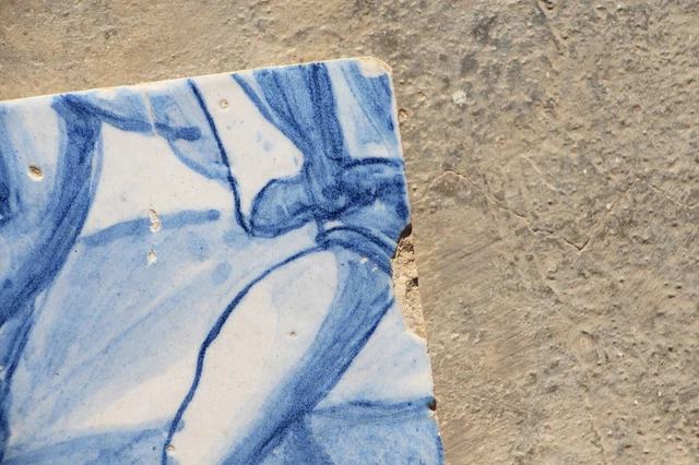 18th Century Blue and White Portuguese Tile depicting a Gentleman Walking 7