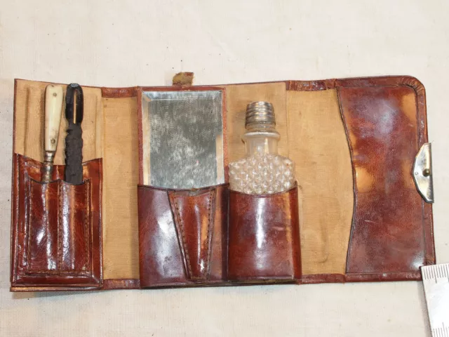 pochette de voyage XIX sels  parfum nécessaire à ongle miroir et tire lacet