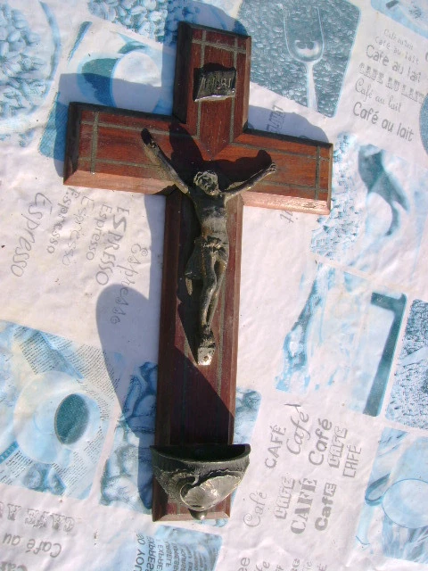 ANCIEN CRUCIFIX BÉNITIER en coquillage et bois sculpté Art Populaire de 65,5 cm EUR 129,99