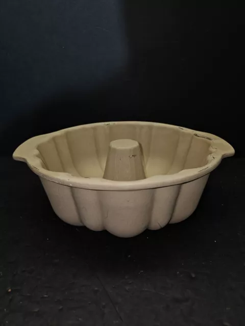 The Pampered Chef  Stoneware 10" Fluted Bundt Pan - Family Heritage Collection
