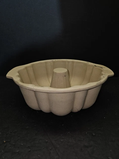 The Pampered Chef Stoneware 10" Fluted Bundt Pan - Family Heritage Collection The Pampered Chef Stoneware 10" Fluted Bundt Pan - Family Heritage Collection