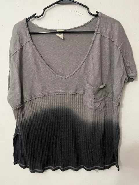 We The Free Womens Size XS Lightweight V-Neck Short Sleeve Shirt Gray