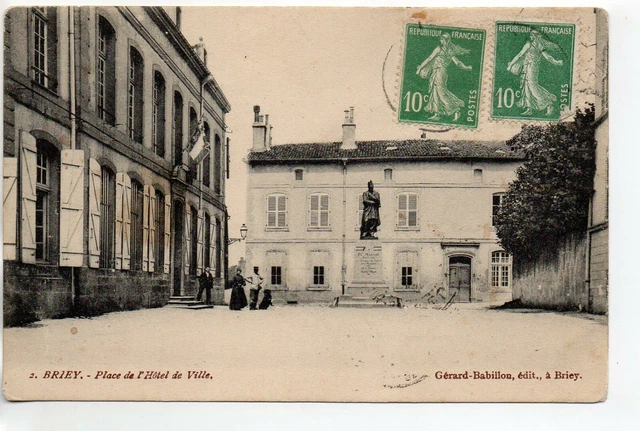 BRIEY - Meurthe et Moselle - CPA 54 - place de l' Hotel de ville