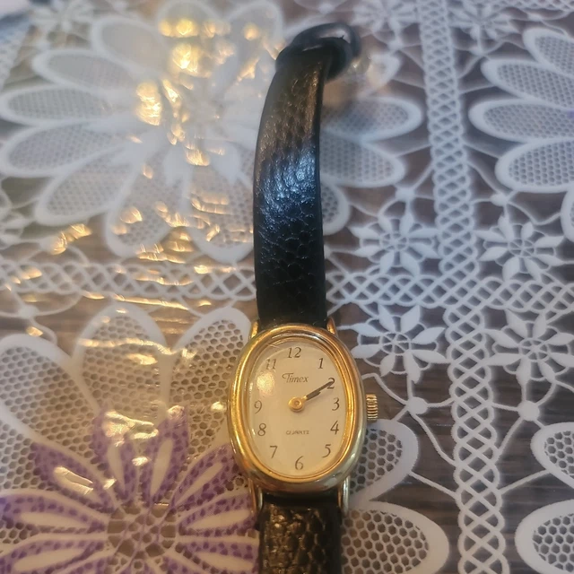 VINTAGE TIMEX CR1216 CELL Oval Dial Quartz Ladies Swarovski  display picture 3