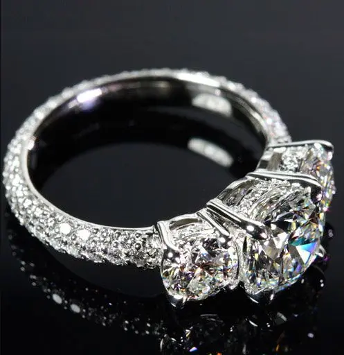 Magnifique bague de fiançailles à trois diamants 2,75 ct taille ronde en or...