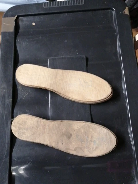Paire de formes à chaussures anciennes en bois. - France