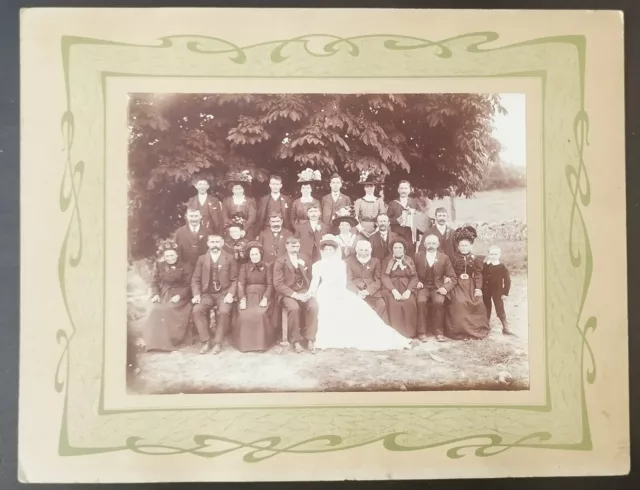 Photographie ancienne NB mariage costumes photo extérieure accordéon enfant