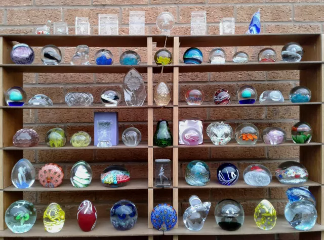 SELECTION OF ASSORTED GLASS PAPERWEIGHTS.             (Ref CB80)