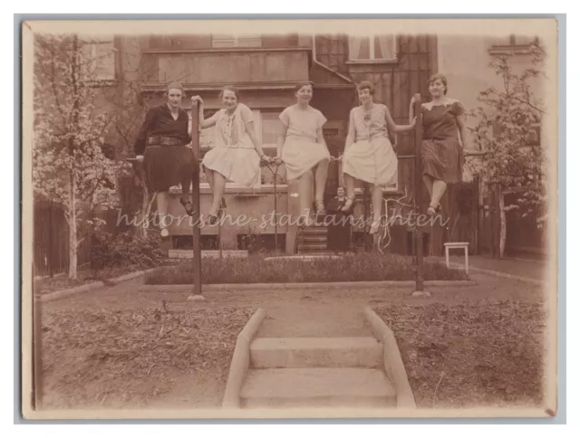 5 Junge Frauen in Kleidern auf Wäschestange 1927 Mode - Tolles Altes Foto 1920er