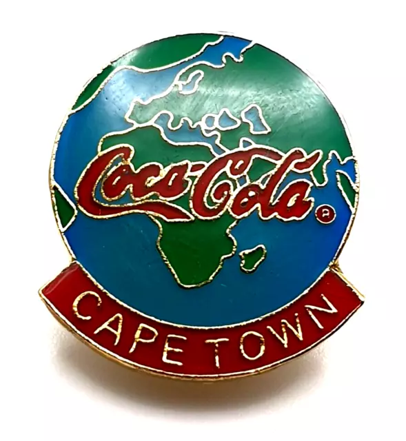 Pin's Coca Cola Cape Town Marque Boisson Soda 23 mm 4g