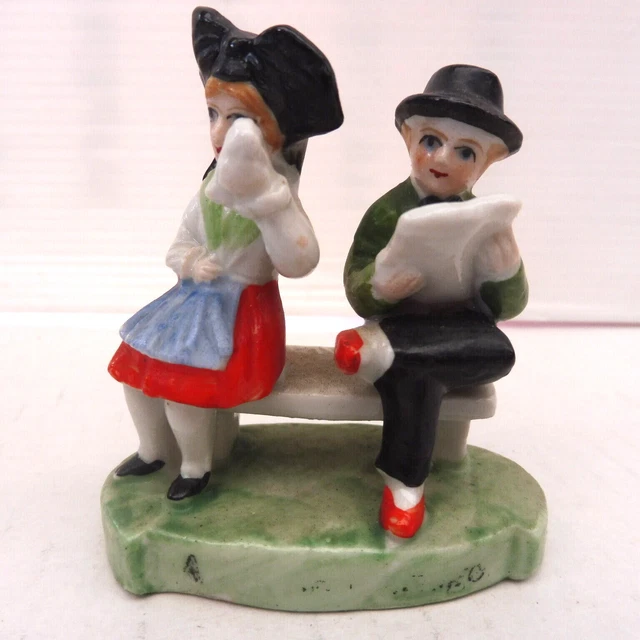 Statuette Miniature Porcelaine Couple D'alsaciens Sur Un Banc "Apres Le Mariage"
