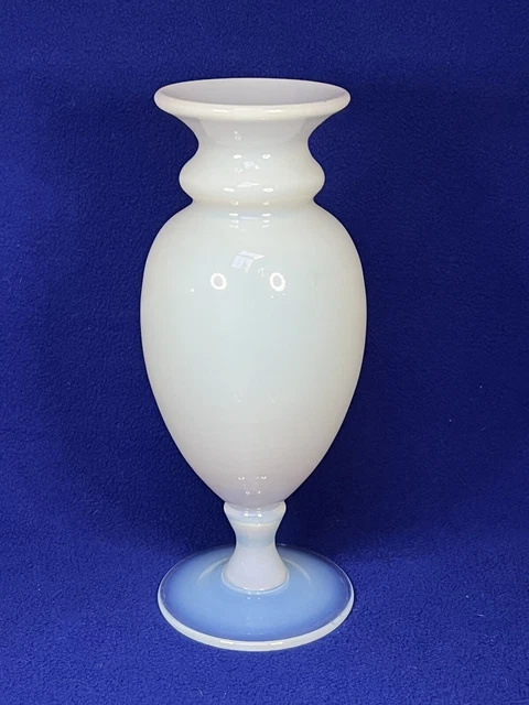 VASE EN CRISTAL DE SÈVRES SOUFFLÉ OPALESCENT XXème