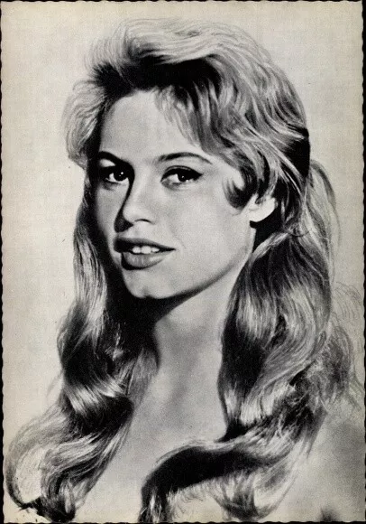Ak Schauspielerin Brigitte Bardot, Portrait - 3050018