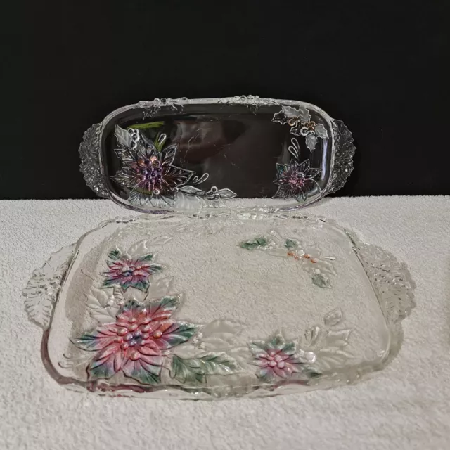 2 plateaux en verre sculpté à décor de fleurs - XXe