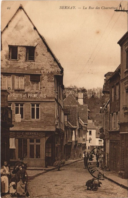 CPA BERNAY - La Rue des Charrettes (160539)