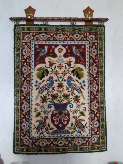 Handgeknüpfter Wandteppich von Junghans-Wolle ca. 82x112 cm mit Stange und Haken