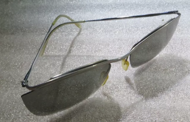 Paire de lunettes sans marque avec verres fumés –