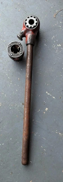 Ridgid #00-R Pipe Threader with 2 Pipe Dies 1/2” & 3/4”