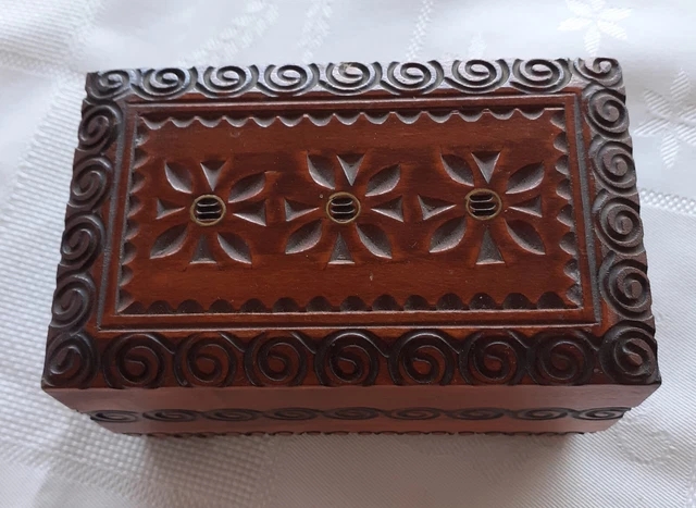 Boîte à bijoux vintage en bois sculpté à la main