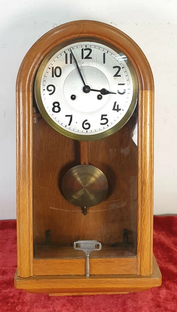 Horloge Murale. Art Decó Style Meubles En Bois. Machinerie De Paris. Siècle Xx.