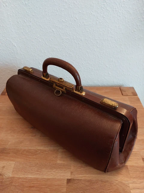 Kleine alte Arzttasche, Hebammentasche, Arztkoffer 2