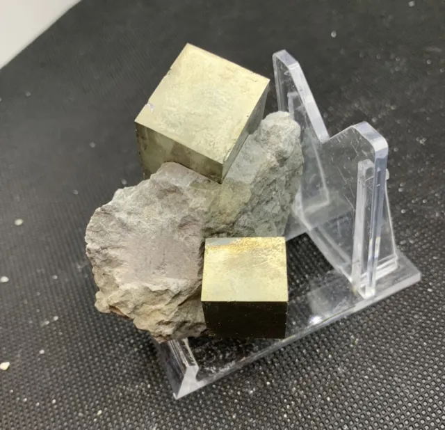Minerali ** Pirite - Navajun, Spagna (P7) 6cm x 6cm x 5cm.