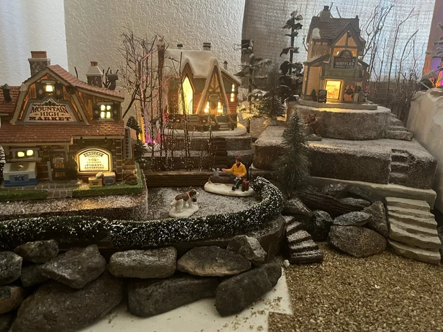 Lemax 2021 Mountain Holiday Reunion Vail Village #15745 A-Frame Wooden Cabin Pup