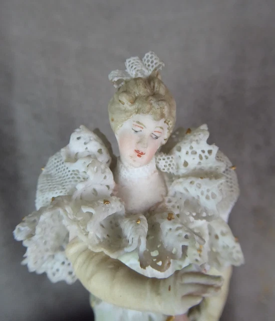 ELEGANTE en biscuit polychrome. Ancien. 5