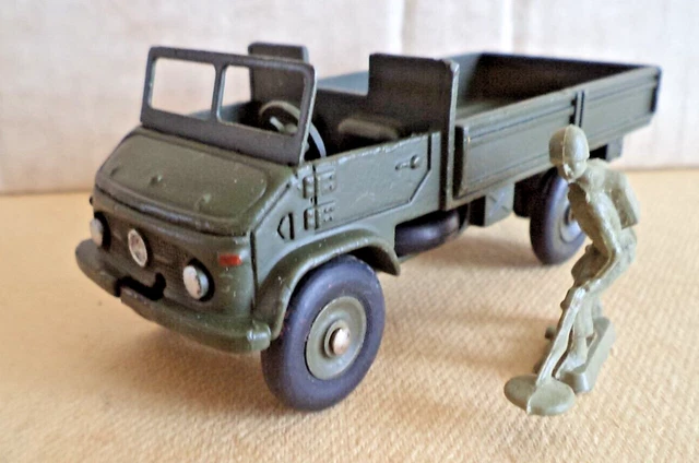 Ancien DINKY TOYS France - Mercedes Unimog Militaire Kaki Réf 821 - 1/43 Zamak