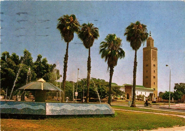 CPM AK Rabat- Place de la grande Mosquee MAROC (880718)