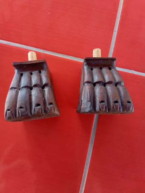 Lotto Di Due Piedi A Zampa In Legno Di Noce.