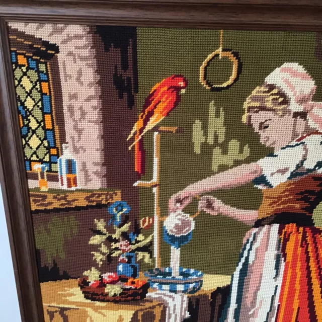 Tableau vintage représentant une image de broderie de tapisserie de couture  victorienne avec cadre en acajou