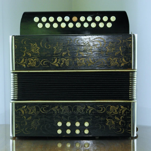 Vintage Made in Germany C-F Diatonic Button Accordion Squeezebox Vintage Made in Germany C-F Diatonic Button Accordion Squeezebox