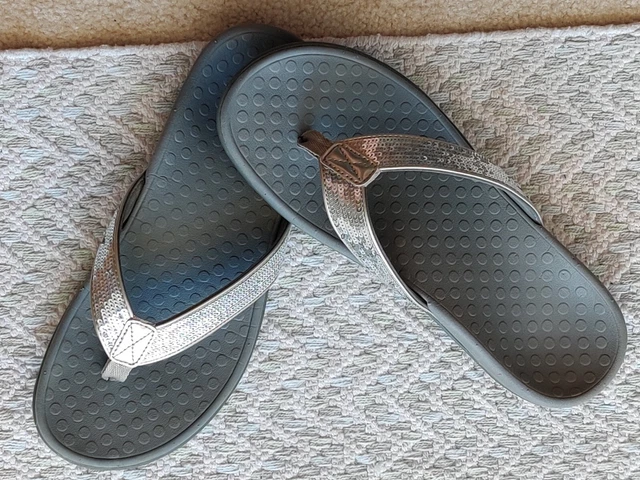 44TideSQ VIONIC Orthaheel Gray Silver Sequins Flip Flop Sandals  Size 8 EUC