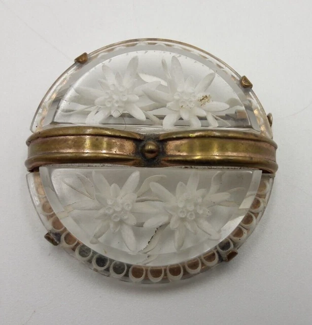 Broche Ancienne Vintage En Lucite (Plexiglas) Et Laiton - Décor Féminin Blanc - Occasion (Objet Porté)