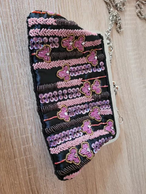Abendtasche schwarz mit lila rosa pinken Perlen und Pailetten bestickt