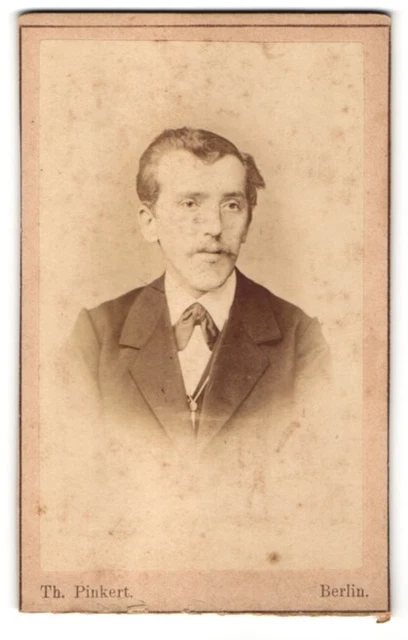 Fotografie Th. Pinkert, Berlin, Portrait bürgerlicher Herr mit Oberlippenbart