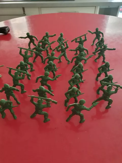 Vintage Plastic Army Men Toy Soldiers GREEN  2.5"