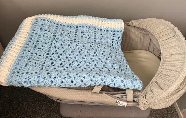 Bellissima coperta fatta a mano blu e bianca all'uncinetto bambino battesimo neonato
