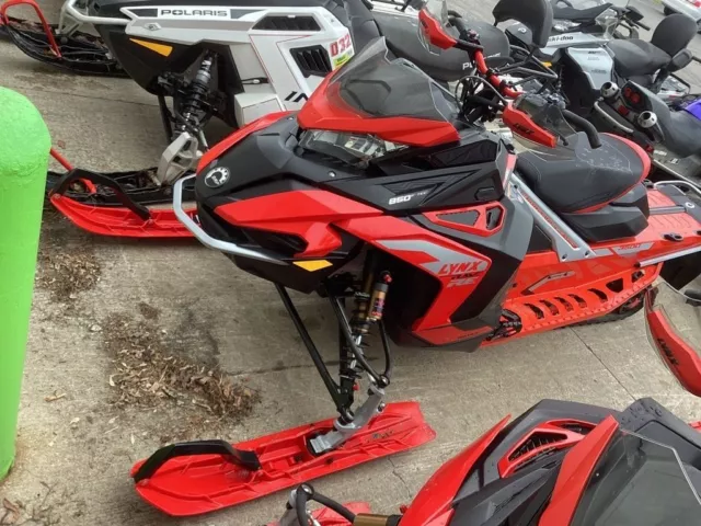 2022 Lynx® Rave RE    RED