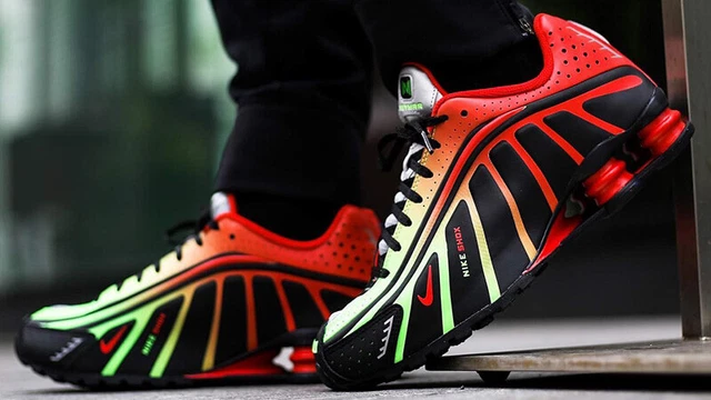 Nike shox hotsell nere e rosse