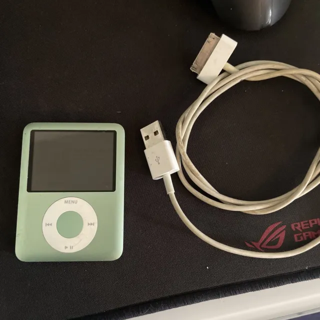 Apple 8GB iPod Nano 3rd Generation (Light Green) MB261LL/A A1236 Tested Read