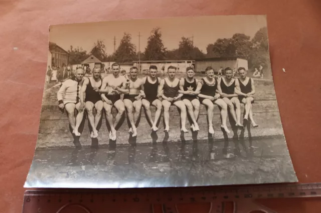 tolles altes großes Foto - Gruppe Männer in Badezeug - Freibad Ort ? 20-30er Jah