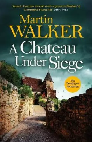 Martin Walker A Chateau Under Siege (Poche) Dordogne Mysteries 2